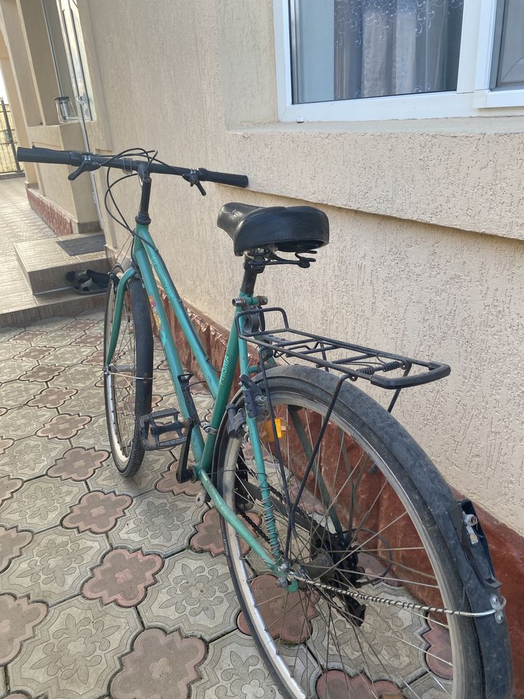 Vând biciclete ( prima este Peugeot )