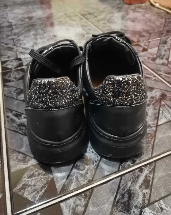 Черни маратонки с блестящо Нови