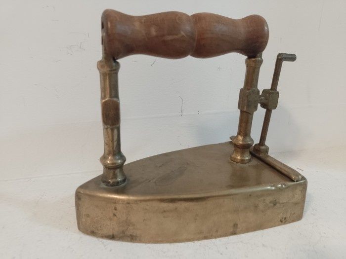 Deosebit obiect de decor,Călcător din bronz masiv ,piesa colecție și d