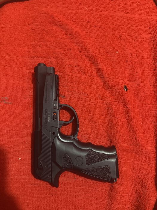 Pistol bereta semi full metal automat pentru cunoscatori