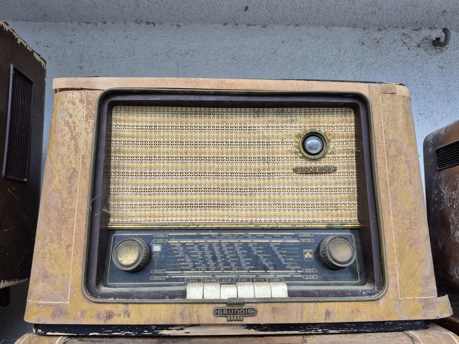 Vând 25 Radio lampi carcasa lemn&ebonita ani 1940-1980