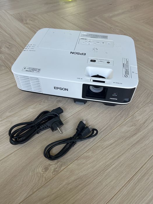 проектор Epson модель EB-S05