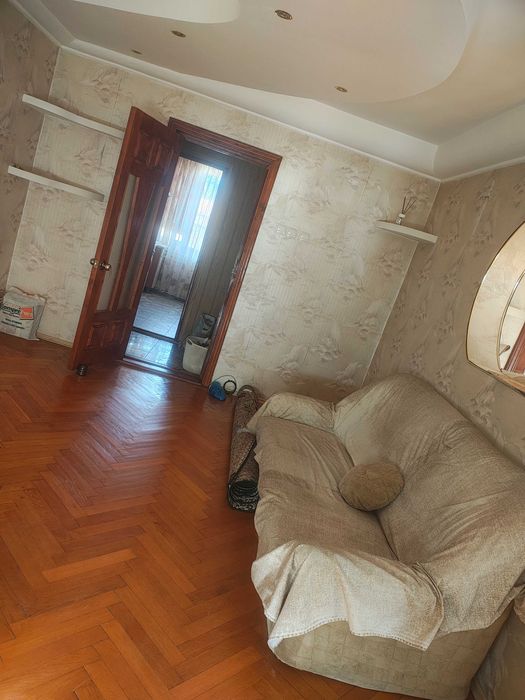 Vand ap 4 camere in spate la spicu