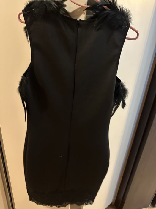 Черна елеганта рокля с пера
