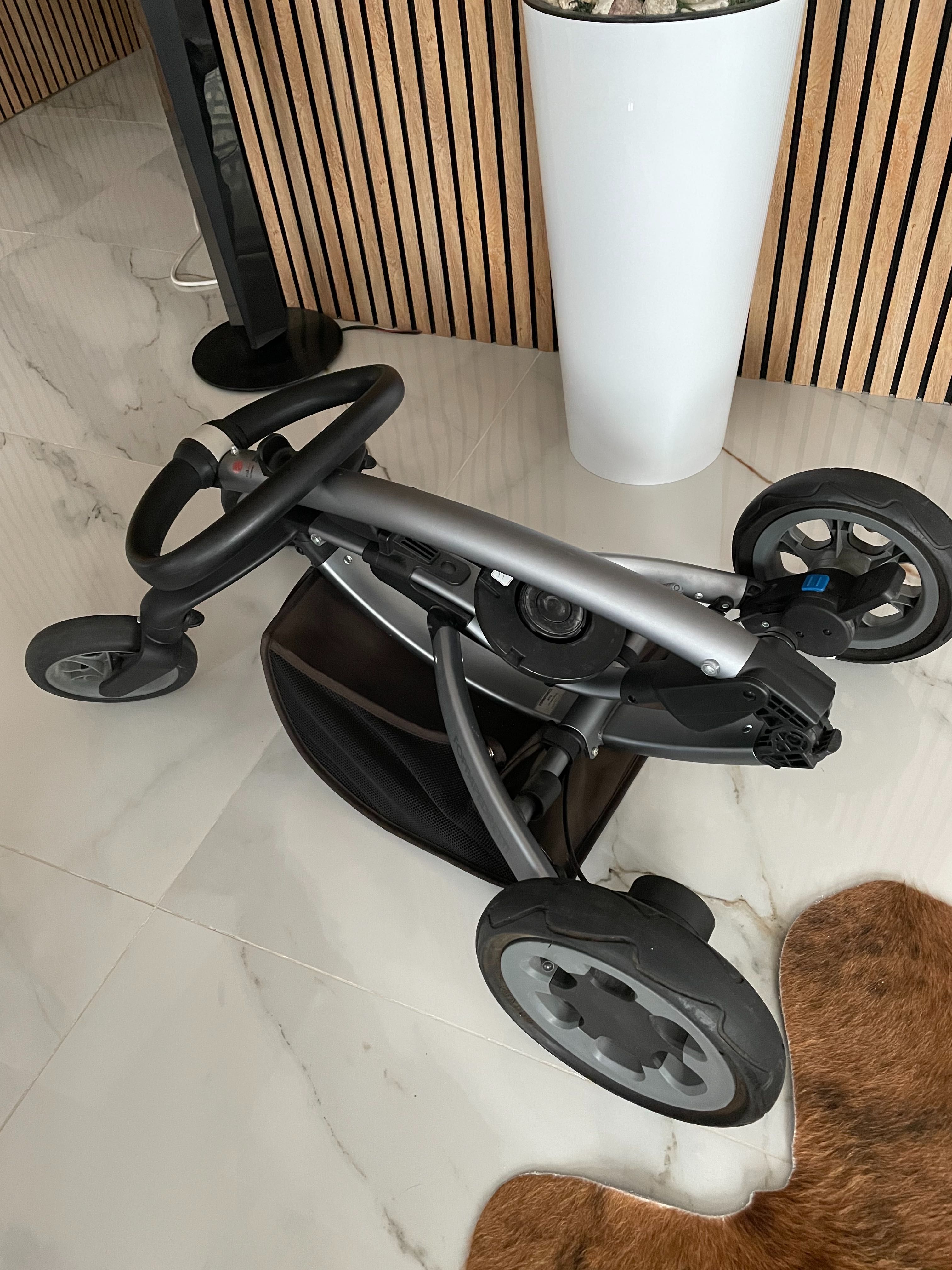 Бебешка количка Уникална ,като Нова, 360• на въртене ,пълен комплект