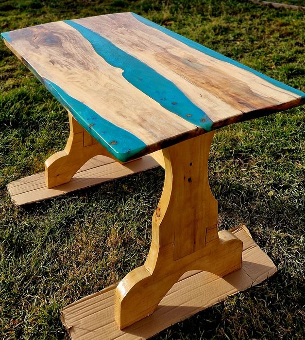 Masă unicată din lemn de nuc si răsină epoxidică