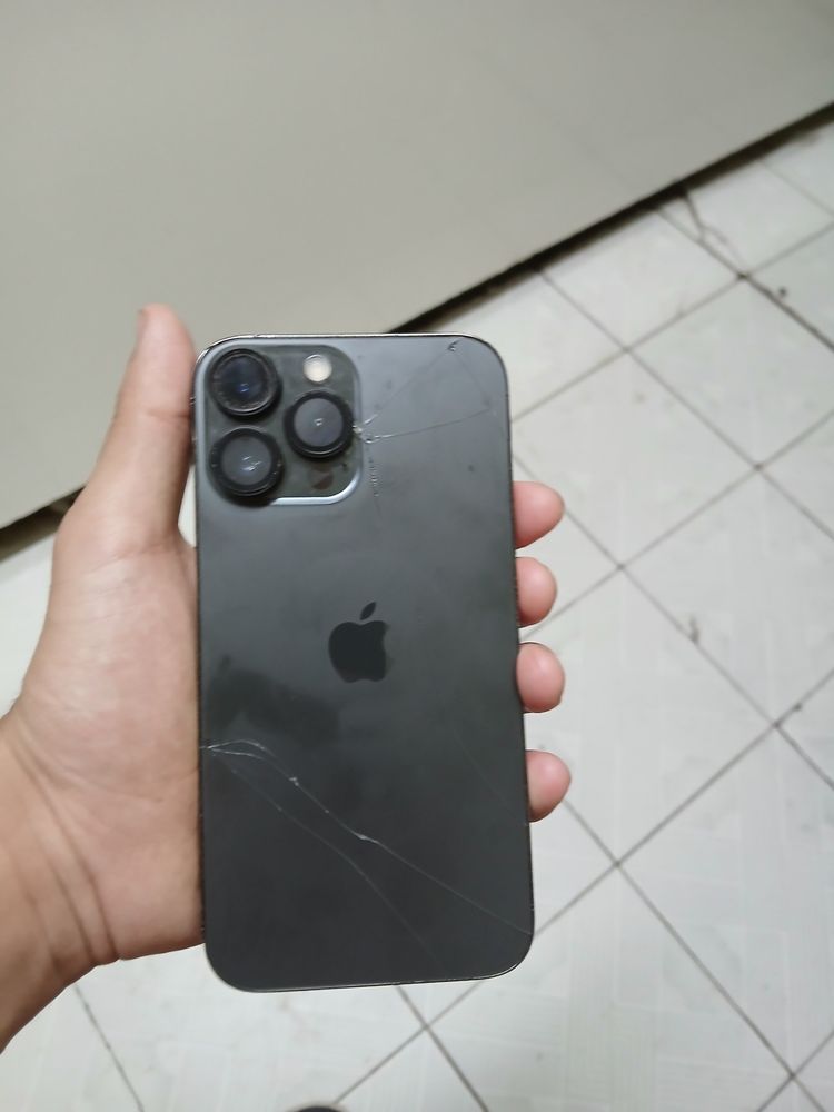 Iphone Xr 13pro korpusda.yomkost 78 orqa krishkasi singan true tone bo