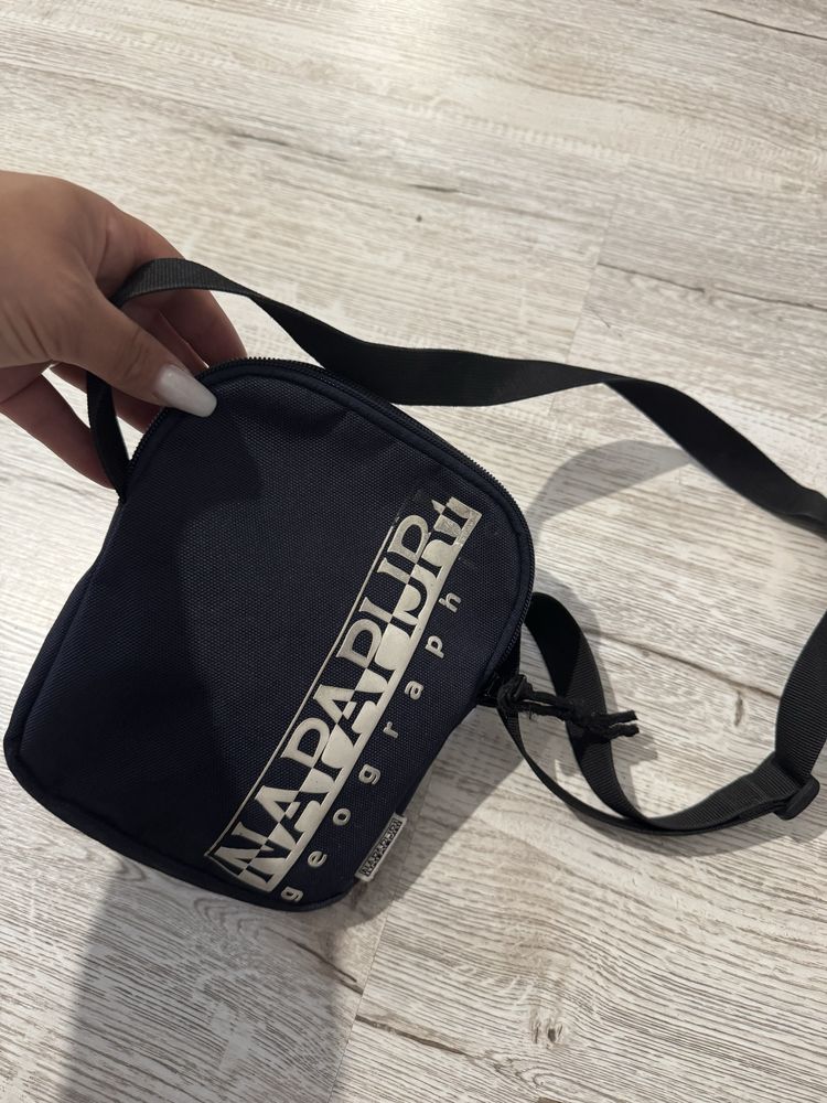 Napapijri sling.