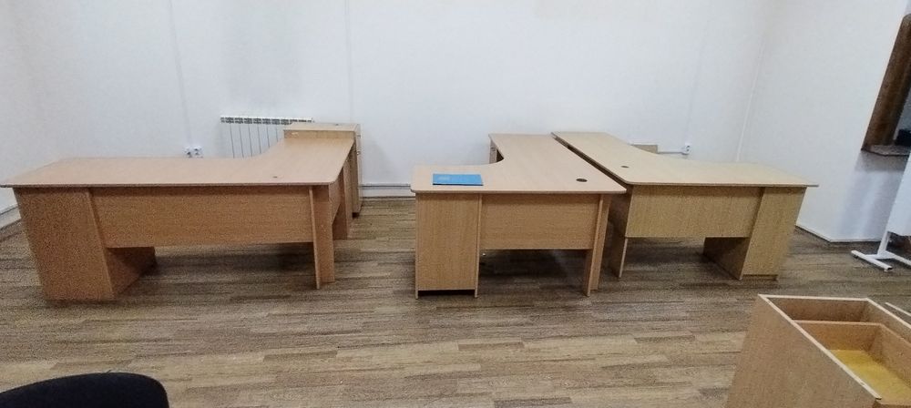 Столы офисные, большие.
