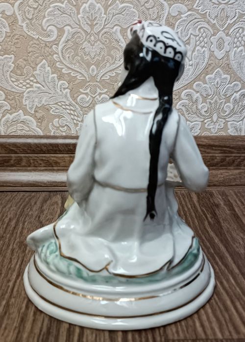 Статуэтка "Узбечка с утятами"