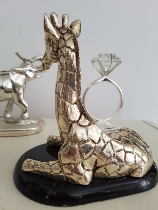 Girafa placata cu argint