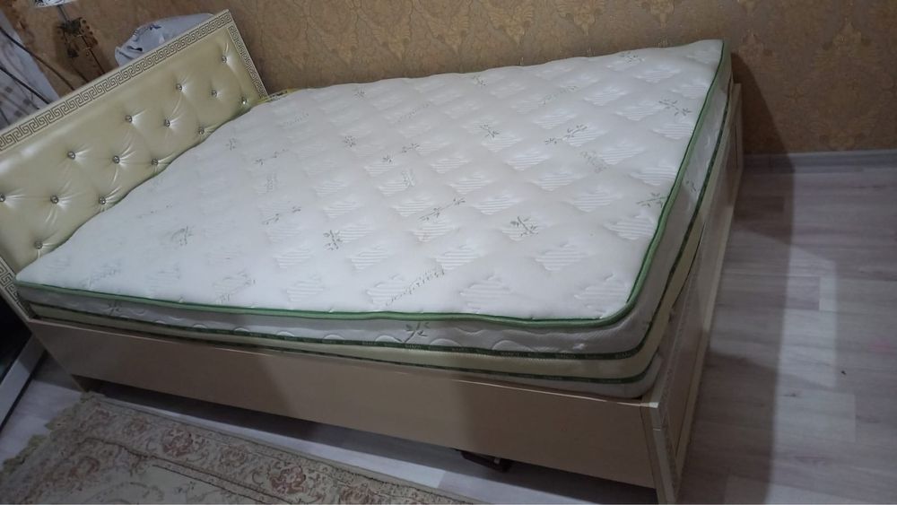 Кровать с матрасом