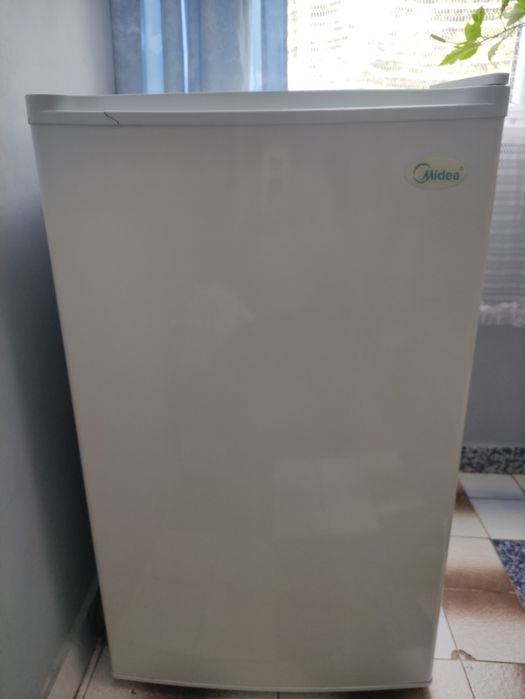 Малък хладилник с камера