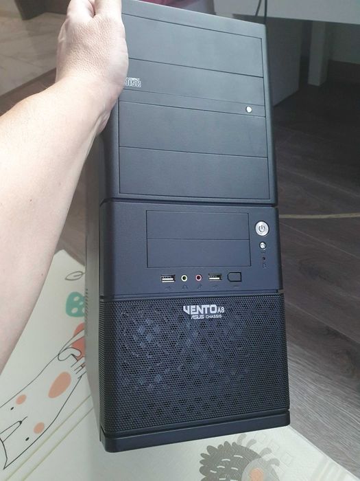 Геймърски компютър с 4 ядрен процесор видеокарта RX570 и монитор Dell