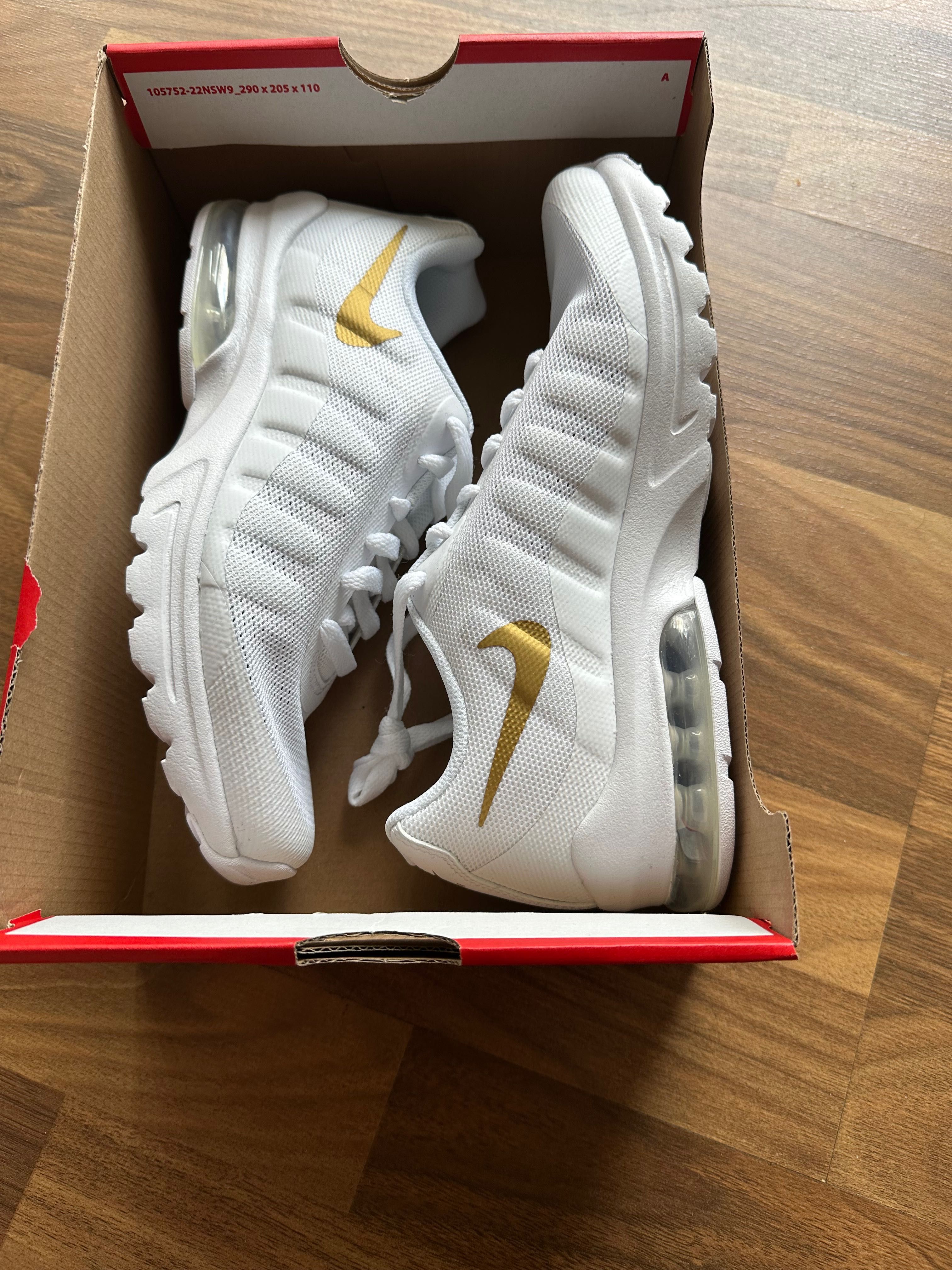 Дамски снейкъри Nike Air Max Invigor