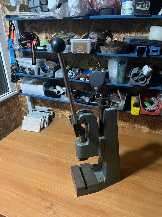 Presa industriala manuala  Schmidt, de mici dimensiuni