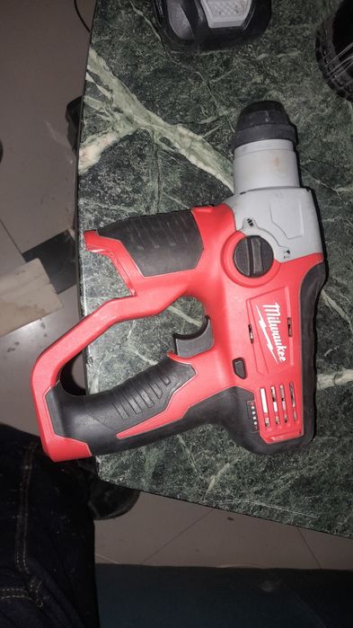 Rotopercutor MILWAUKEE funcțional  cu baterie de 4Ah