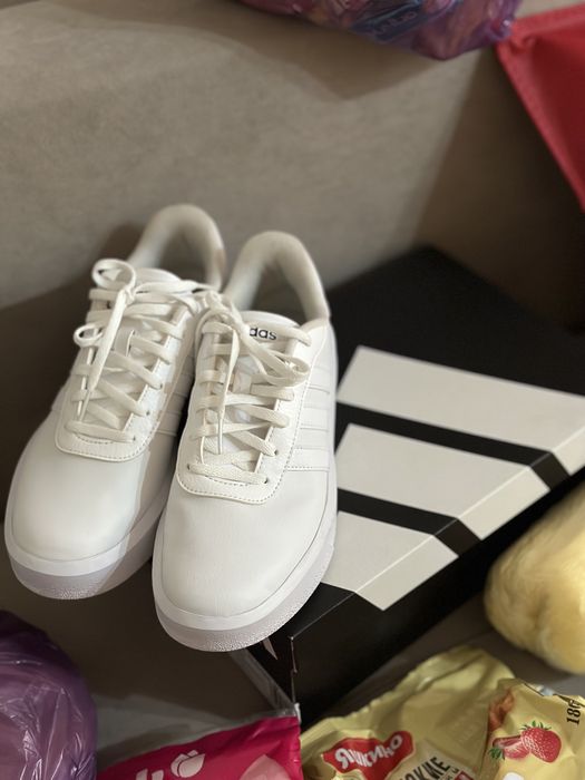 Продам новые кроссовки от Adidas
