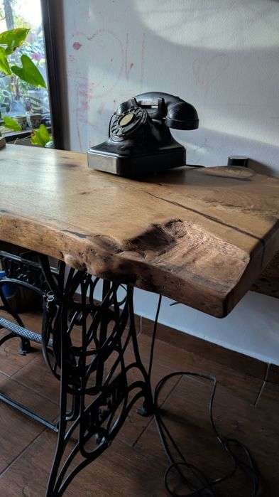 Masă din Stejar Masiv cu Picioare de Fontă Vesta – Piesă Unicat,