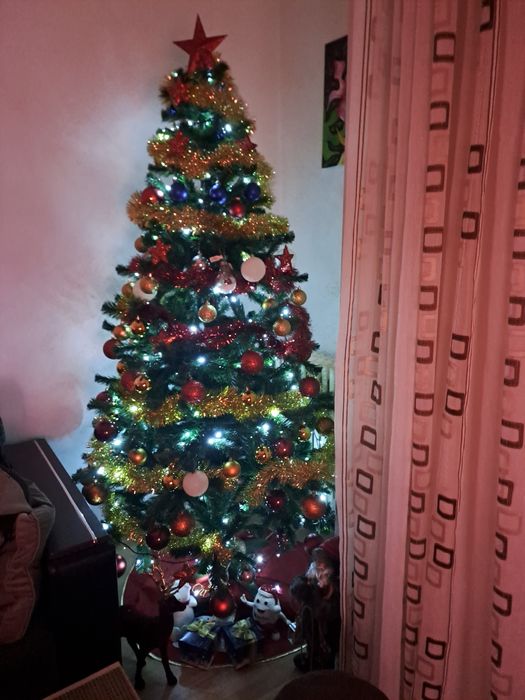 Brad artificial cu decoratiuni