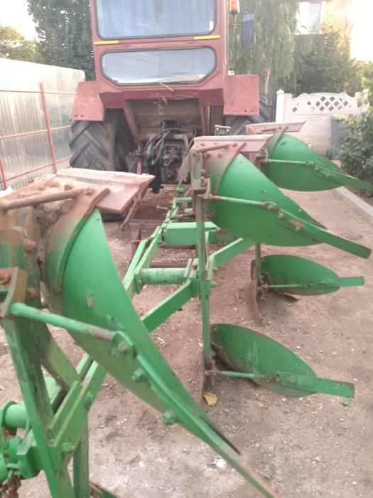 Tractor cu motor de saviem de vânzare și plug reversibil