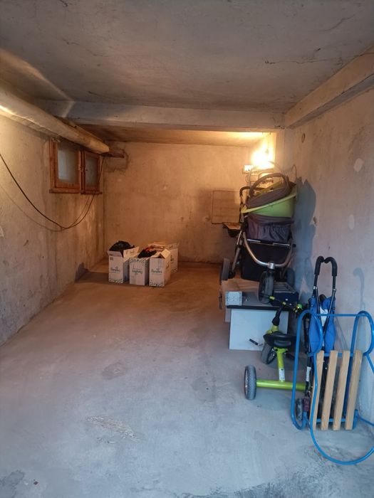 Гараж с паркомясто