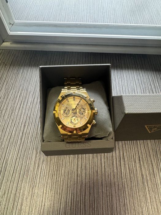 Ръчен часовник Guess