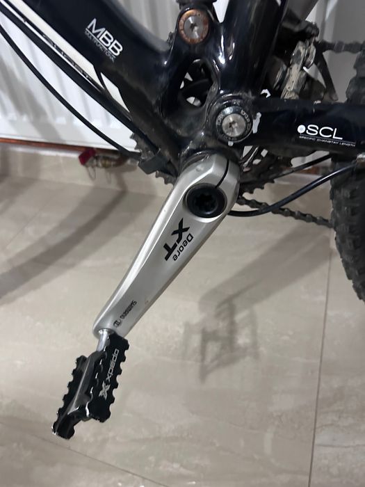 Se vinde mountain bike de carbon