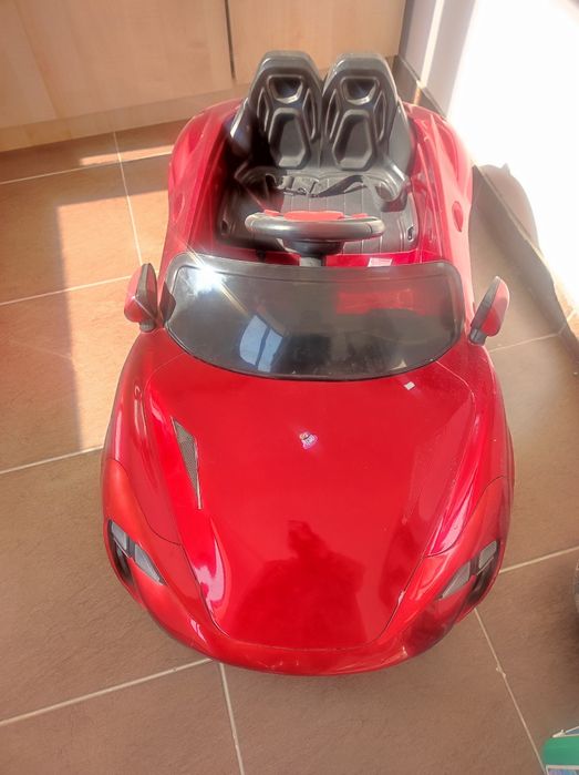 Детская машинка красная