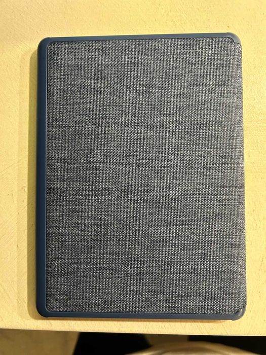 Kindle Paperwhite (11th Generation) 8 GB със син калъф
