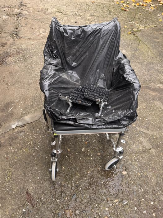 Carut Persoane handicap cu galeata mobila