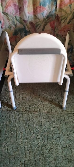 Scaun WC cu mânere rabatabile, oțel, greutatea suportată 130 kg.