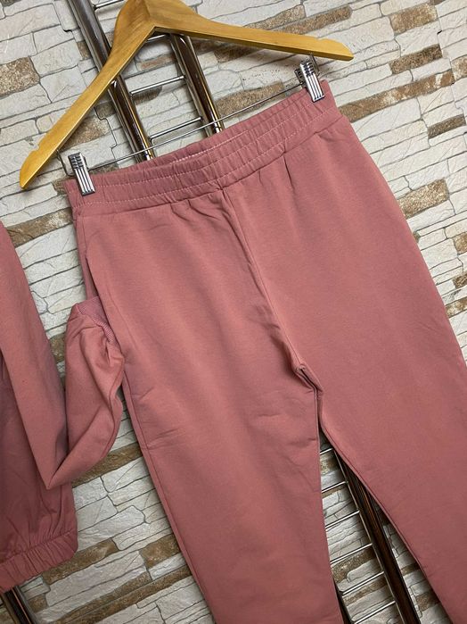 Trening cu decupaj spate ROZ - pantaloni+ bluza cu mesaj MARIMI: M, XL