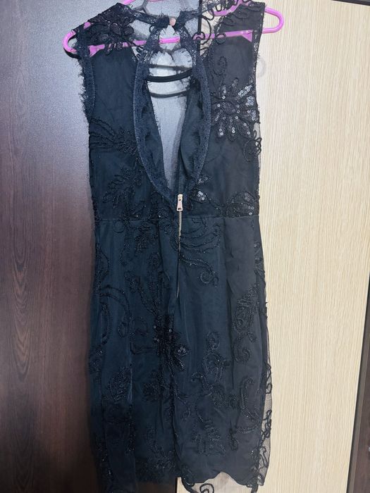 Черна рокля с ефектен гръб