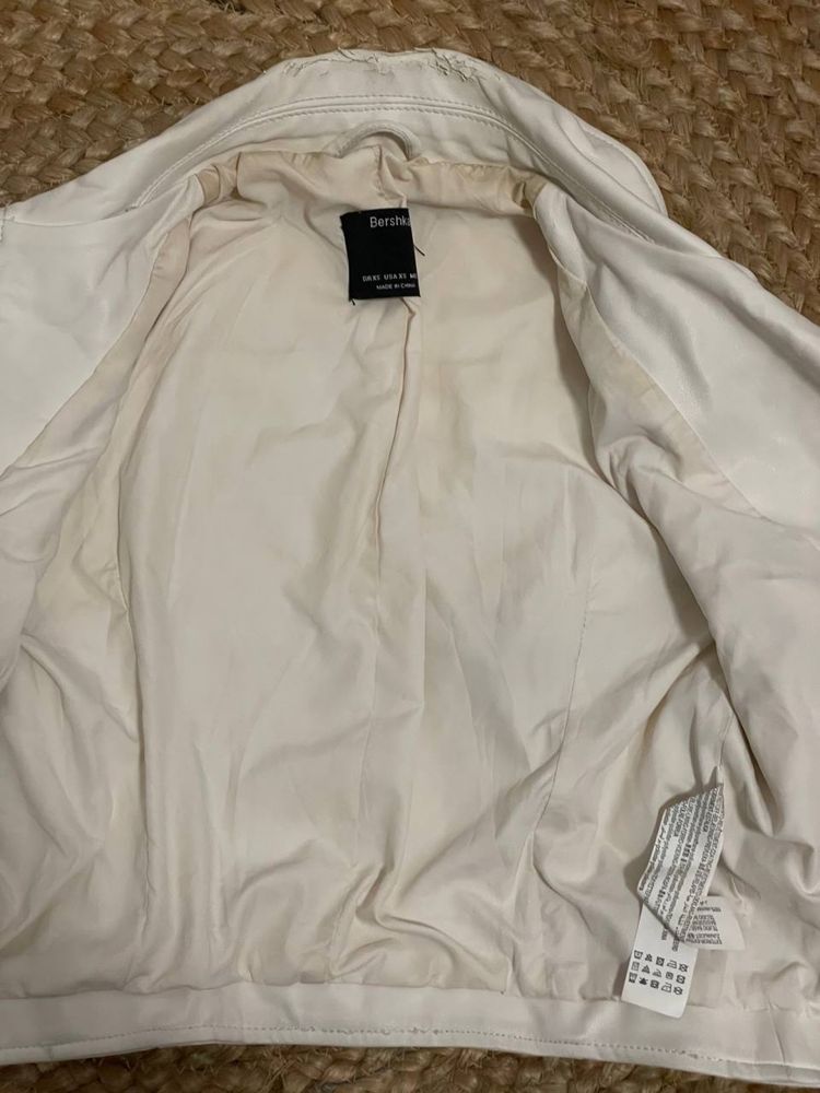 Geacă scurtă Bershka din piele ecologică albă – mărimea S/M