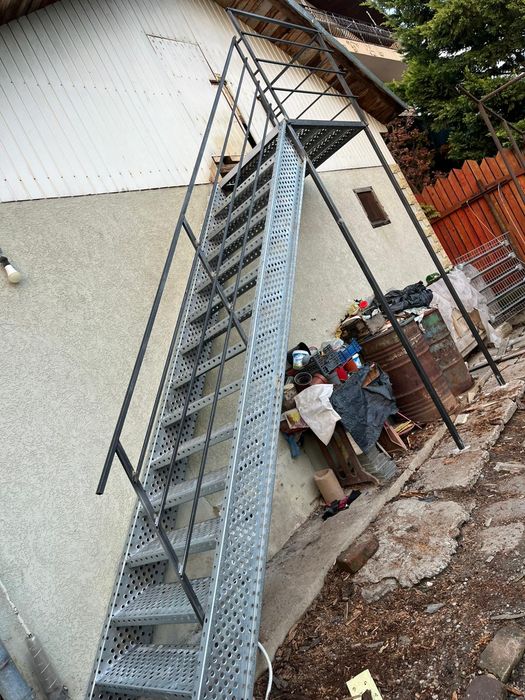 Scări metalice zincate