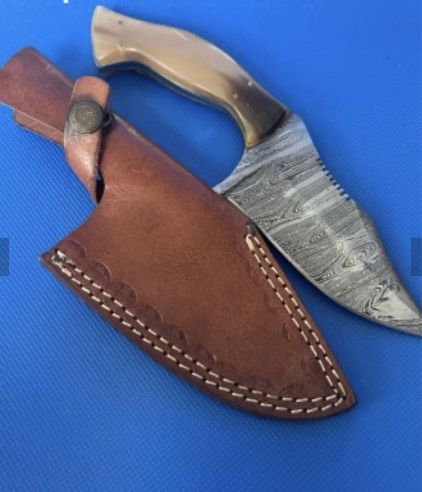 Ловен нож от Дамаска стомана дръжка смола и стоманен гард кожена кания