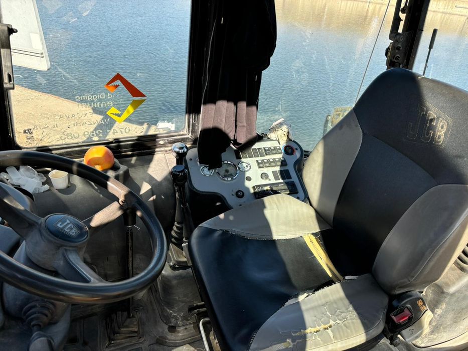 Buldoexcavator JCB