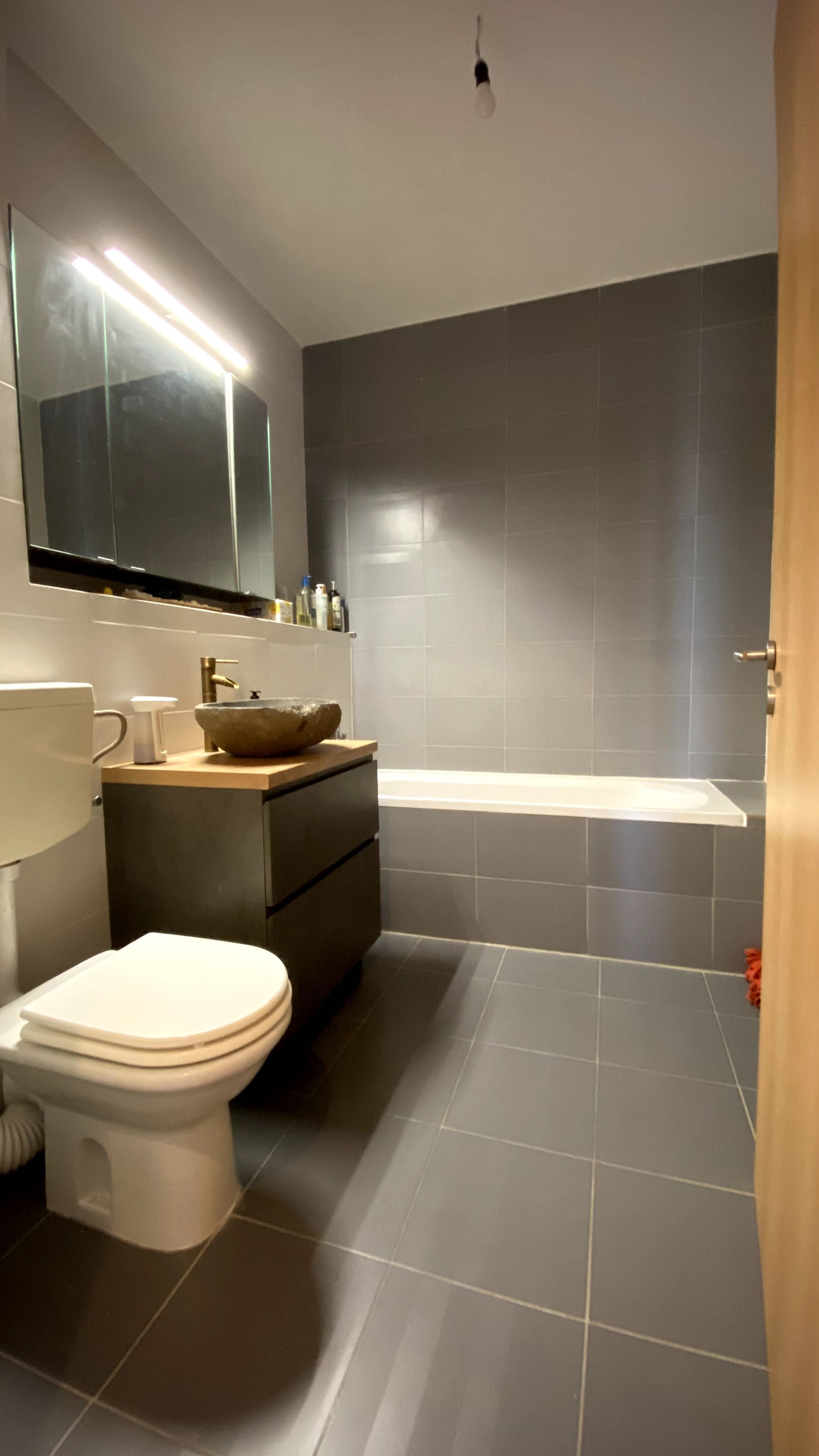 Închiriez apartament cu 3 camere / etajul 20
