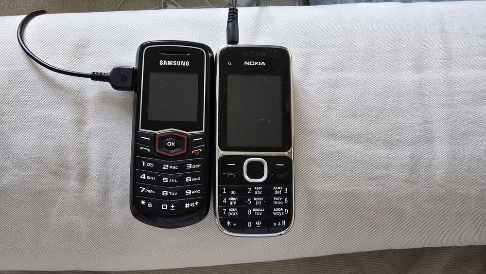 Стари телефони със зарядни