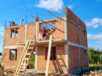 Constructii civile la rosu