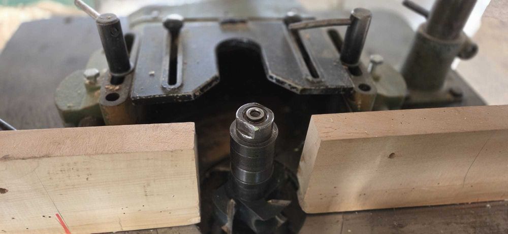 Masina de frezat cu diferite freze