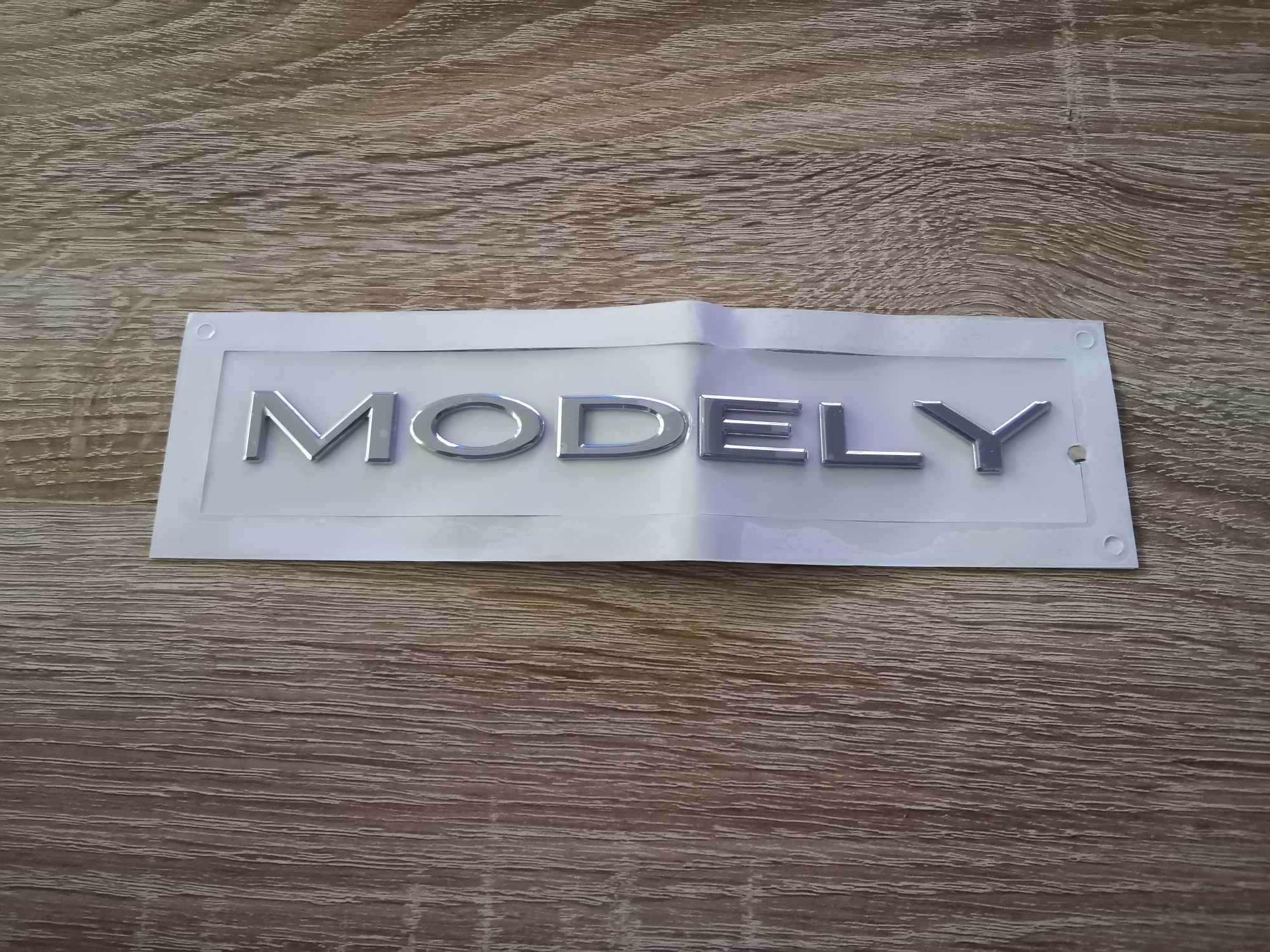 надпис сребрист гланц Tesla Model Y