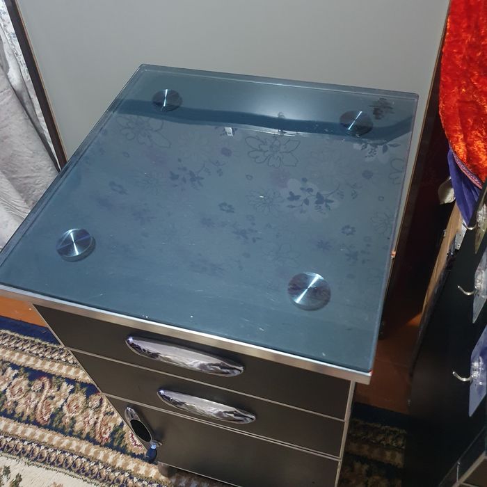 Продаётся  зеркало ,  со стеклянной  подставкой и тумбочкой и кресло