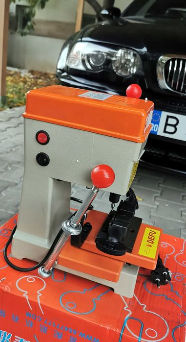 Masina de clonat, copiat  chei DEFU Verticala