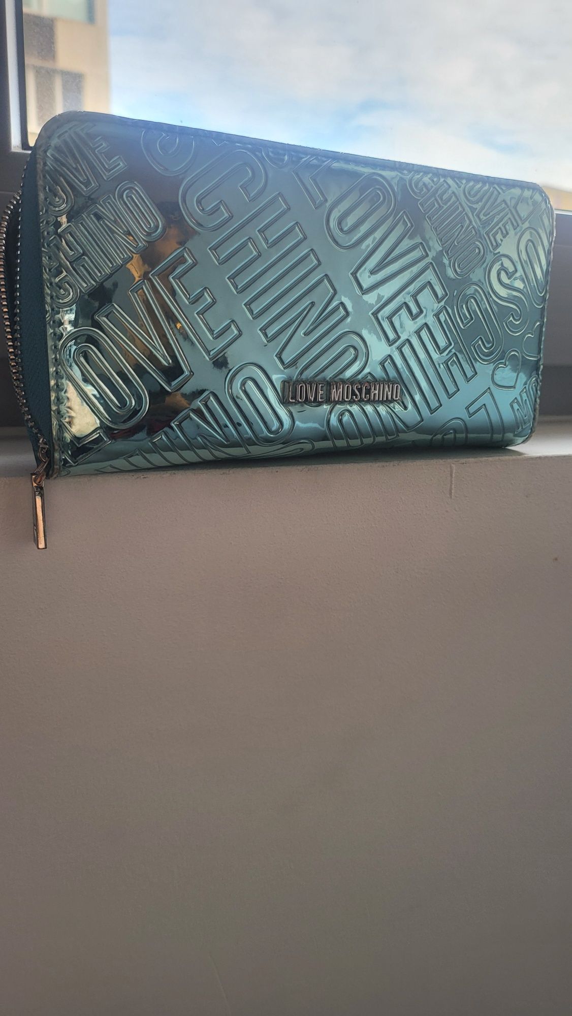 Протмоне Love Moschino