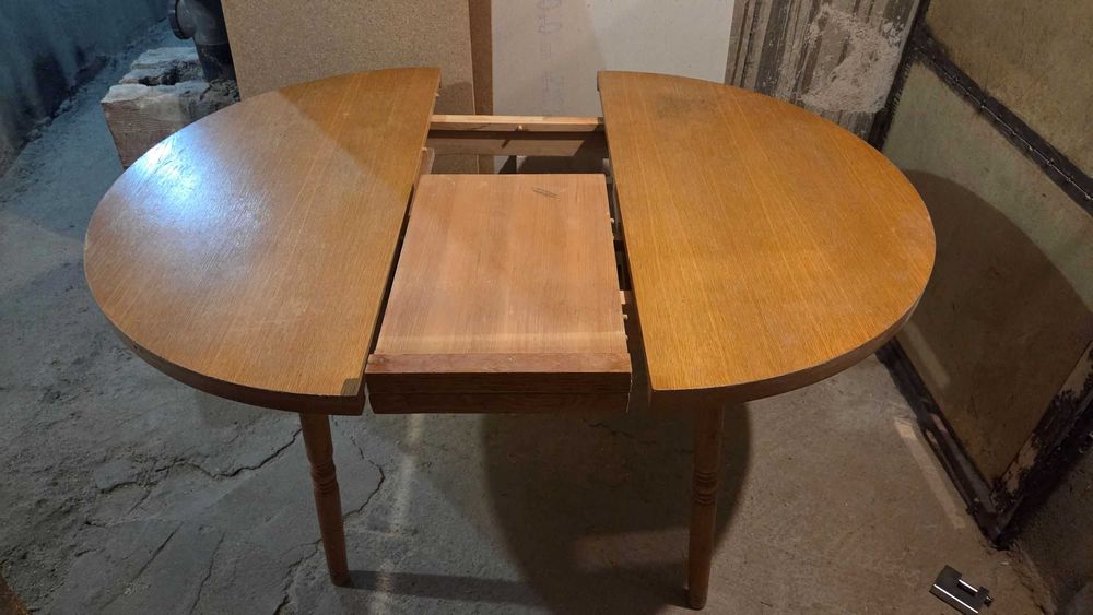 Маса кръгла разтегаема