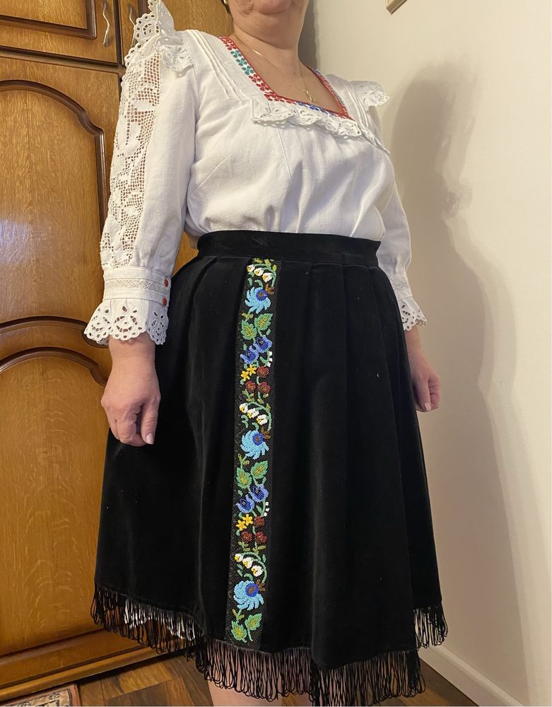 Costum popular cu zadie cu margele