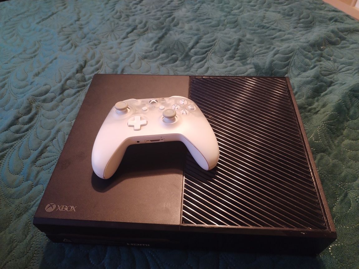 Vând Xbox One Black