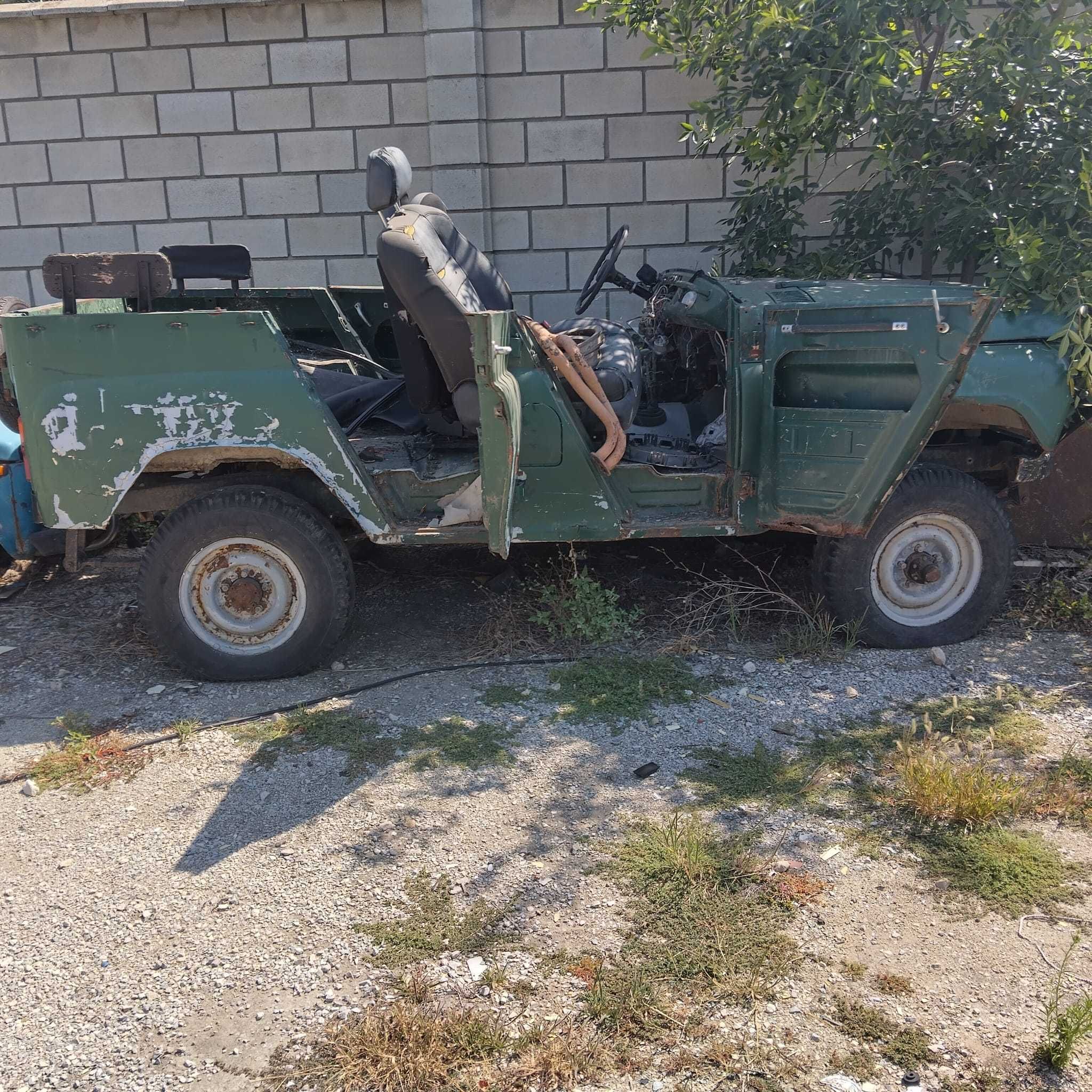 реквизитен руски джип уаз в неизправност, uaz
